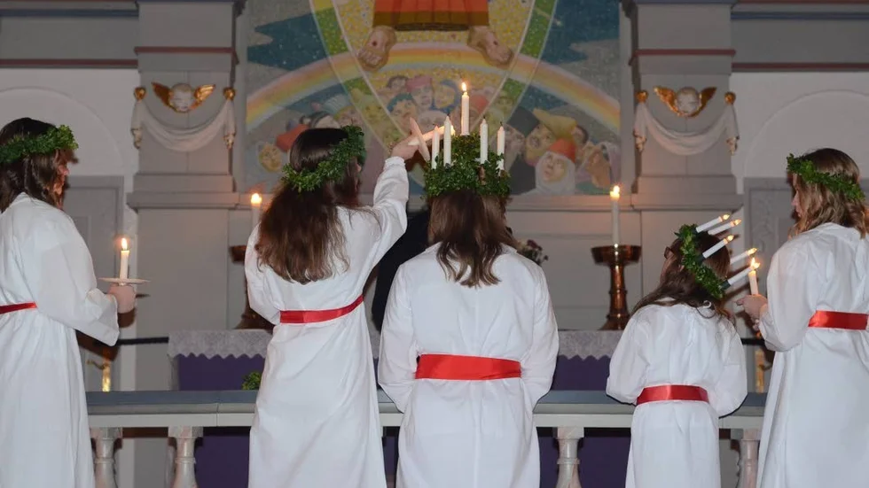 Ljusen tänds och Lucia kröns.