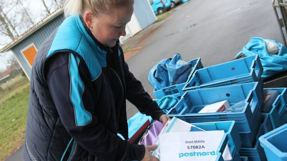 Therese Bogren lastar bilen full med post, för att ge sig ut på dagens runda.