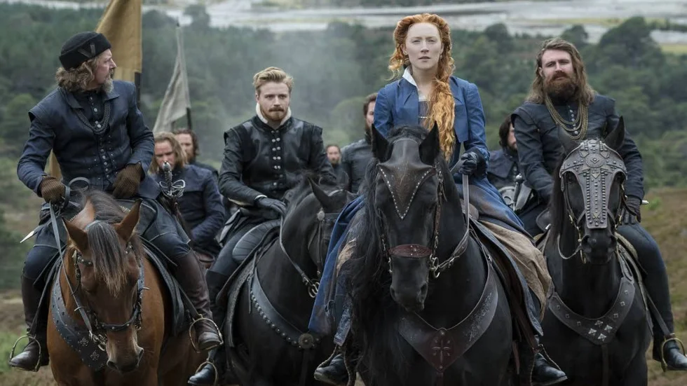 Maria Stuart (Saoirse Ronan) gör anspråk på tronen i Skottland och även i England, vilket gör henne till en uppenbar måltavla.