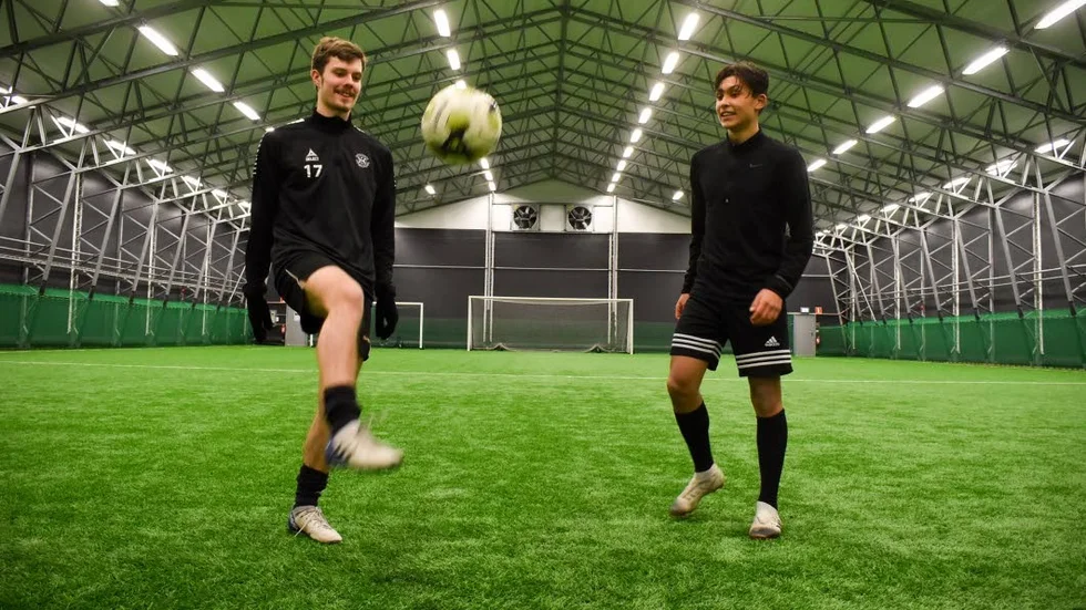 Hultsfreds FK:s unga anfallsduo William Steinholtz och Selatin Shaljani.