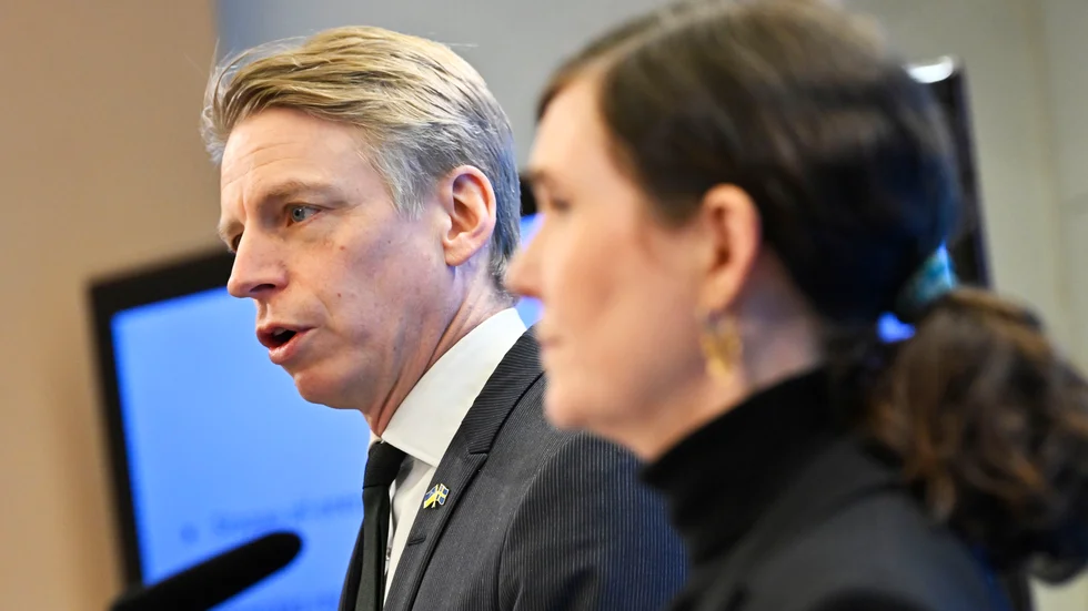 Miljöpartiets språkrör Per Bolund och Märta Stenevi vill stoppa all rysk energiimport till EU.