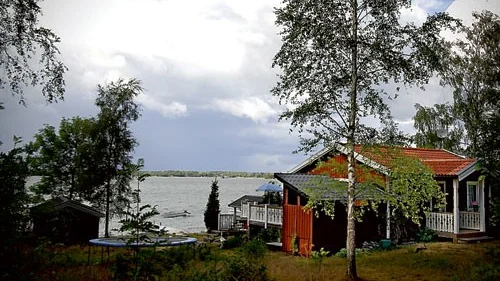 Rofylld natur och gärna sjöläge - så vill de utländska ägarna till fritidshusen i Sverige gärna ha det. I Vimmerby kommun är drygt 13 procent av fritidshusen utlandsägda, enligt SCB
