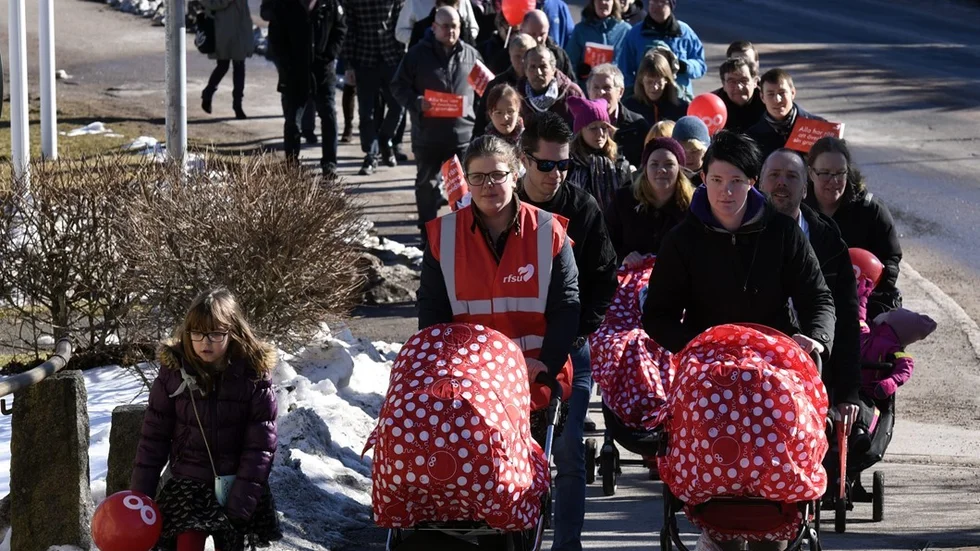 Malin Pettersson och  Johanna Cederstrand i täten under Barnvagnsmarchen i Vimmerby.
