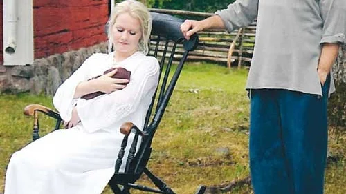 Manda Strid Bomander och Per Rosander gestaltar rollerna som Emma och Johan i bygdespelet Emma på fällan.