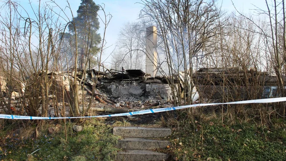 I början av april brann ett obebott hus på De Marés väg ner till grunden. Det var den fjärde av totalt fem misstänkt anlagda bränder i Ankarsrum hittills i år.