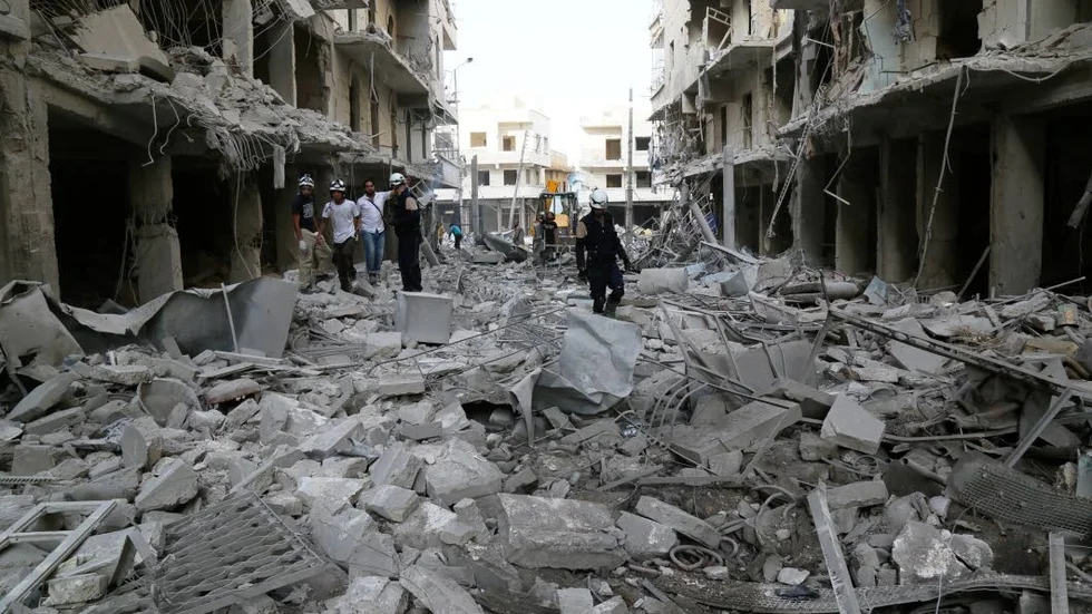Terrorhotet kommer inte att försvinna i första taget, så lagförslaget om förbud mot samröre med terrororganisationer är bättre än inget, menar skribenten. På bilden förödelsen efter en bombning i den syriska staden Aleppo.