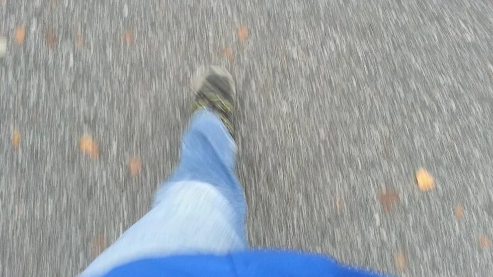 Pojken sprang ut i gatan och blev påkörd.