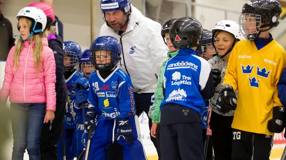 Peter Forsberg under besöket på IFK Motalas skridskofritids. Nu är omröstningen till ATG:s Drömfond i gång.