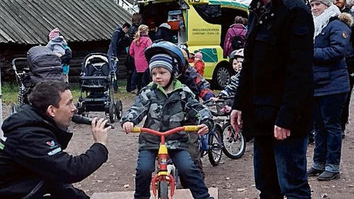 Startern Calle Bjerkert och på cykeln Dennis Andreasson och "mekaniker" Gusten Gustafsson.