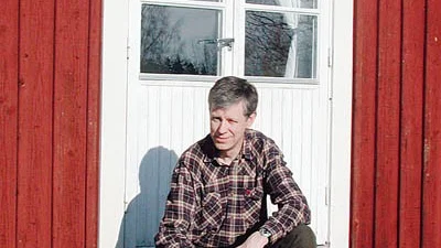 Rune Runeman, alias Henrik Ekman, på trappan vid stugan utanför Bestorp.