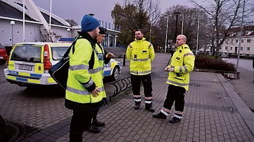 Polis och räddningstjänst delade ut reflex och cykellampor när mörkret gjorde inbrott. På så vis ska olyckorna minskas.