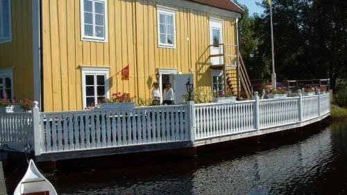 Mellan fönstren ska skjutbara väggar sättas upp och över dörren planeras ett tak. På så sätt hoppas gästgivarna i Storebro förlänga utomhussäsongen. Annars blir det svårt att klara av antalet besökare på pubkvällarna i höst.