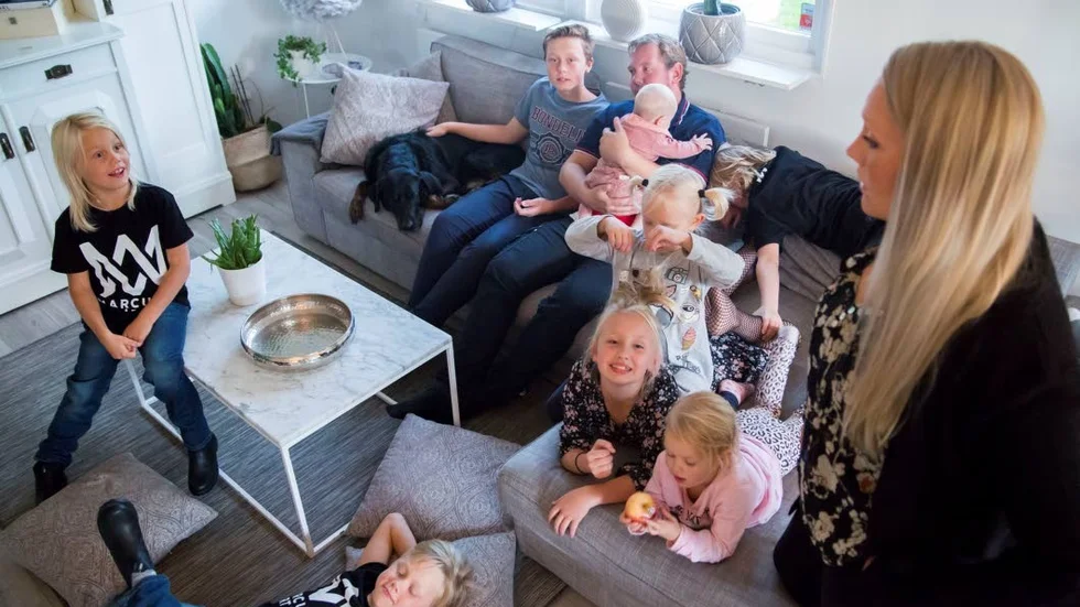 Samling i soffan. Mikael och Madeleine Ilmrud har lyckats samla åtta av de glada barnen: William, Mathilde-Isabelle, Emmylou, Engla-Freja, Tuva-Li, tvillingarna Collin och Charlie samt Adam, på en och samma bild, trots att magsjuka härjade hemma hos familjen i veckan.