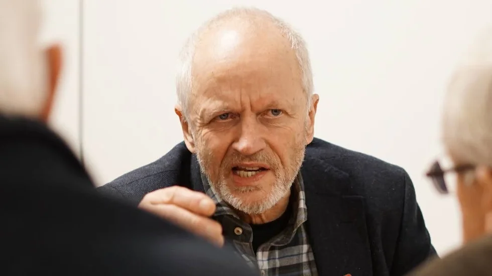 Leif Svensson (V) vill att kommunen ansöker om en ny, tillfällig vattendom för sjön Hjorten.