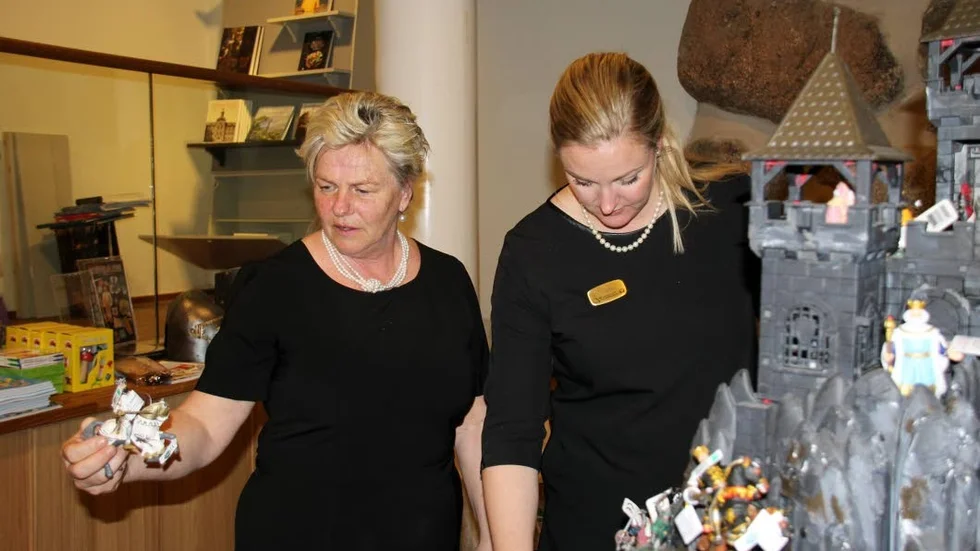 Carina och Matilda Milton packar upp varor i den nya shopen.