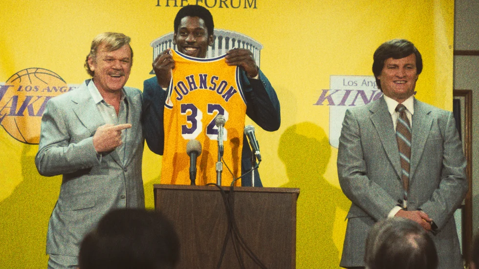 John C Reilly, som Lakers-managern Jerry Buss, och Quincy Isaiah, som Magic Johnson, i "Winning time". Pressbild.