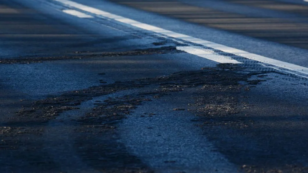 Spåren består bland annat av stenar från den gamla beläggningen och kommer att försvinna efter vintern, enligt Trafikverket.