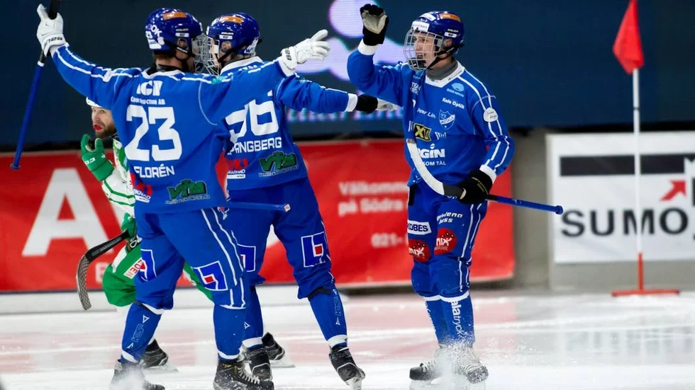JUBEL. Philip Florén, Viktor Spångberg och Albin Rohlén stod för mycket fint spel i första halvlek, men poängen försvann efter paus.