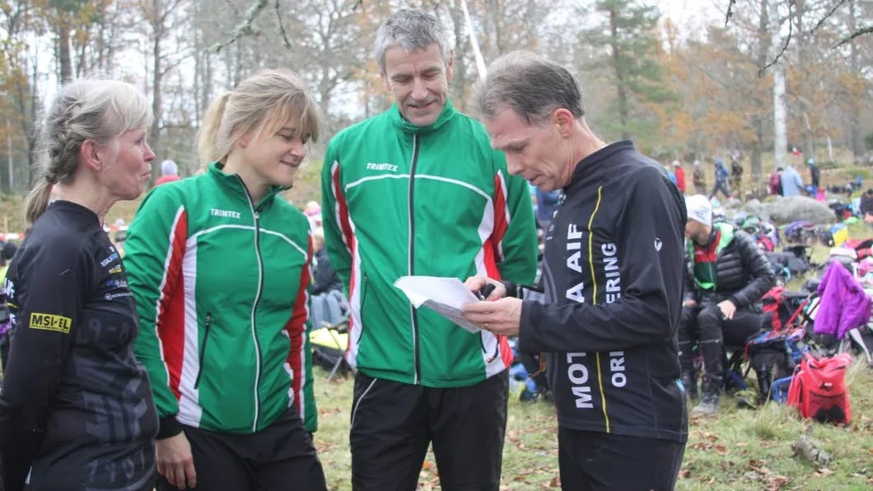 Motalamakarna Carina Berger-Svensson (2:a i D 55) och Thomas Svensson (4:a i H 60) har just båda sprungit i mål och Thomas går igenom sin bana med Mjölby OK:s ordförande Lotta Frisell och banläggaren Göran Valfridsso.