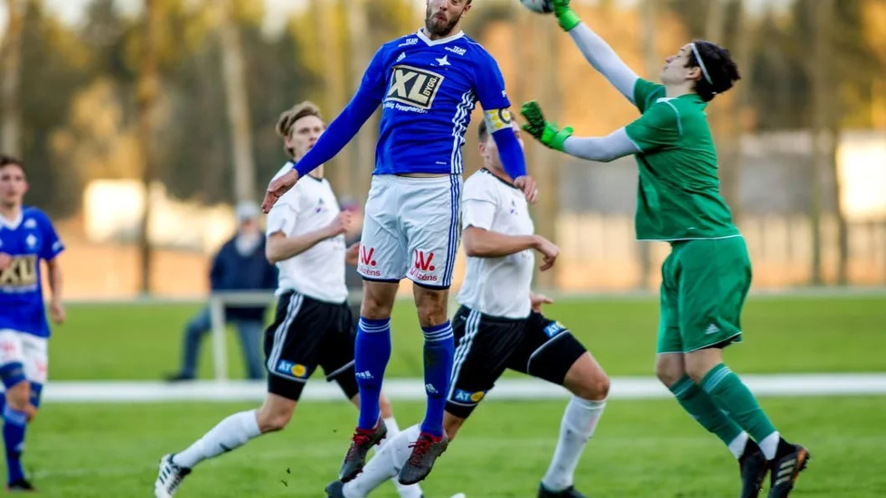 Alexander Magnusson-Glaad når högst. Men mål blev det inte den gången heller.