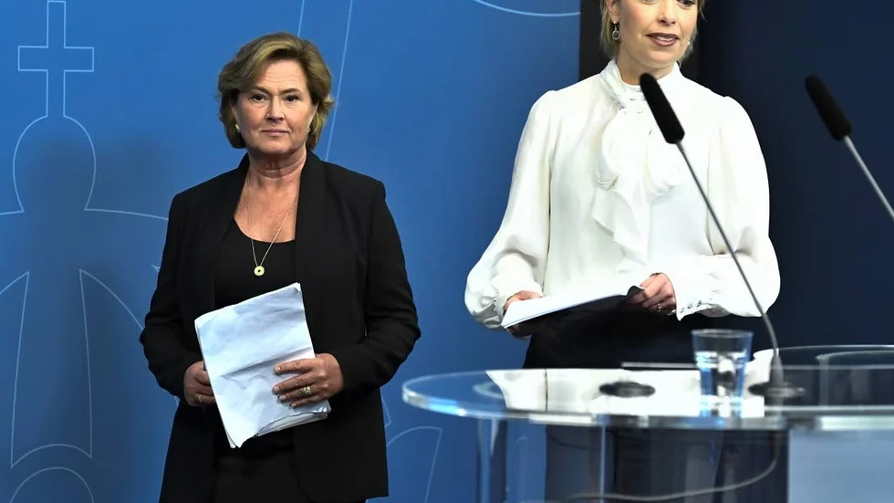 Socialminister Annika Strandhäll och Försäkringskassans tf generaldirektör Maria Hemström-Hemmingsson på presskonferens. 

Socialminister Annika Strandhäll och Försäkringskassans tf generaldirektör Maria Hemström-Hemmingsson på presskonferens.
