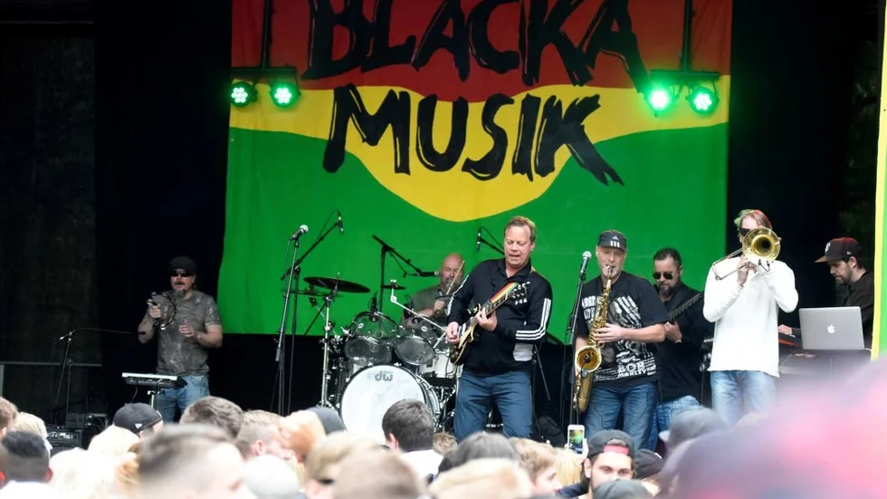 Kalle Baah kommer till Hojrock. Bilden är från den årligen återkommande hyllningskonserten till Bob Marleys minne i Skärblacka, som för övrigt Kalle Baah var först med att anordna.