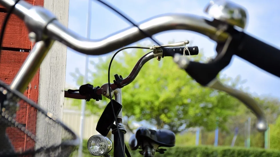 Hållplatsen på Södra Långgatan saknar cykelställ vilket gör att cyklarna lutas mot busskuren, varandra eller längs på backen. Foto: Elin E Elmström