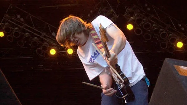Sonic Youth är aldrig rädda för att prova på något nytt. Genom att exprimentera med det mesta skapar de ljuvt ljud.