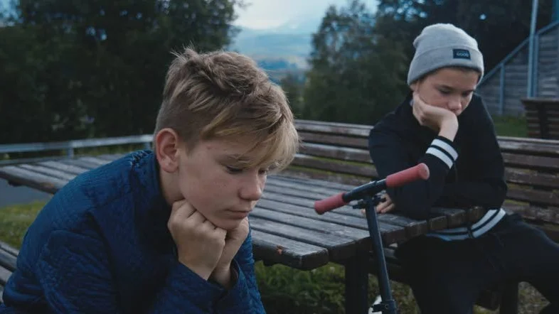 Popfenomen. I "Marcus & Martinus – tillsammans mot drömmen" tar de två slitna tvillingbröderna Gunnarsen en paus från sitt hektiska schema och besöker hemstaden Trofors i norra Norge.