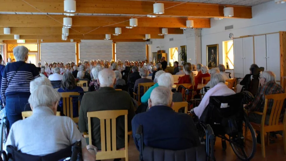 Luciafirande. På Bokens vårdboende lussar tredjeklassare från Vasaskolan.