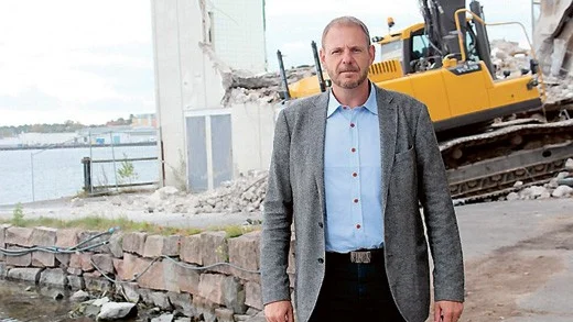 Fantastisk satsning. Tomas Kronståhl valde att fotograferas vid Slottsholmen. "Det är fantastiskt att en privatperson kan investera så mycket i något som är positivt för hela Västervik", säger han.