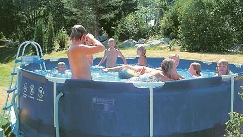 Det blir allt vanligare med pooler av olika slag och utseende i villaträdgårdarna i Sverige.