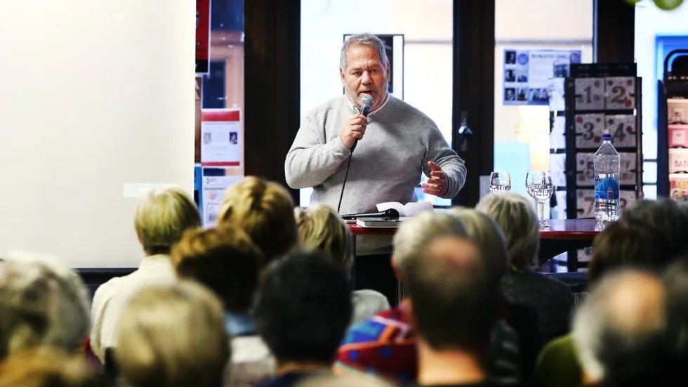 Stefan Einhorn berättar om sin senaste bok "Pappan" på bokfrukosten som avslutar Bokens dag i Linköping.