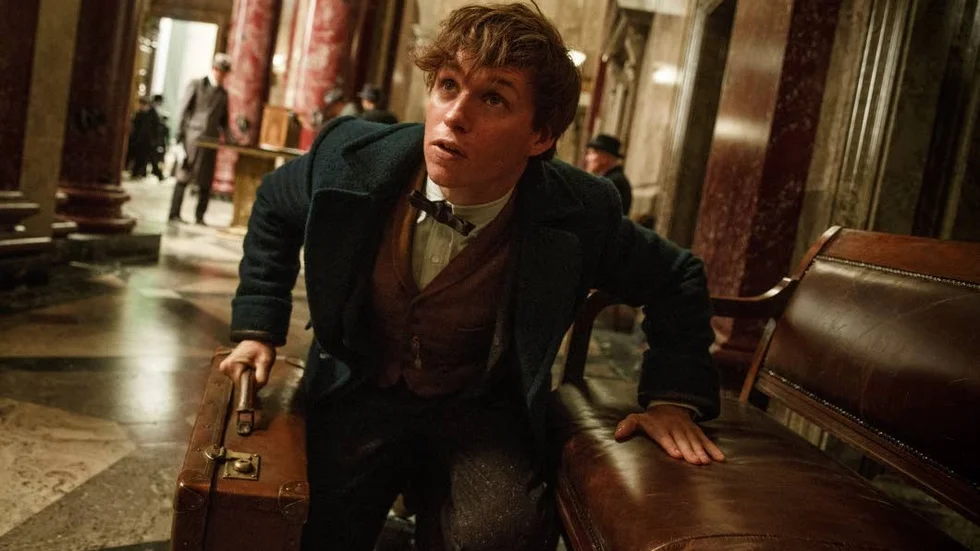 Året är 1826 och Newt Scamander (Eddie Redmayne) har anlänt i New York med en kappsäck utöver det vanliga.