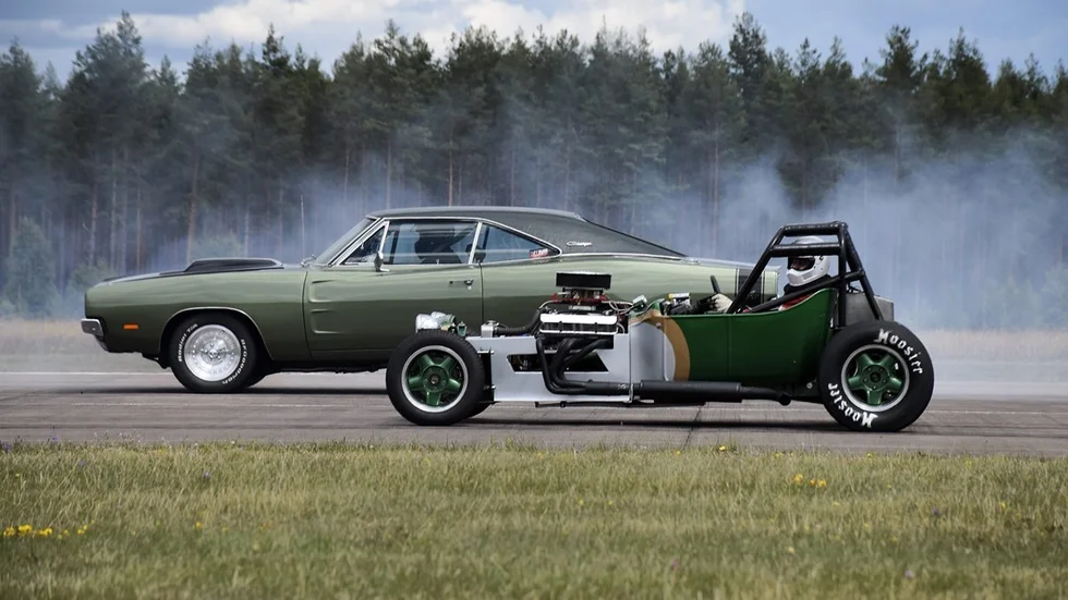 ”I dragracing tävlar två bilar mot varandra i 402meter, så en kvarts mil. Vinnaren kan koras på så lite som en tusendels sekund”, berättar Ronny Olsson ordförande för Hultsfreds motorklubb. Foto: Elin E Elmström