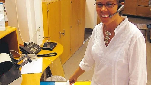 Charlotte Andersson hjälper till med förtidsröstningen på medborgarkontoret i Kisa. "I dag är det nog ett 20-tal som röstat", berättar hon.