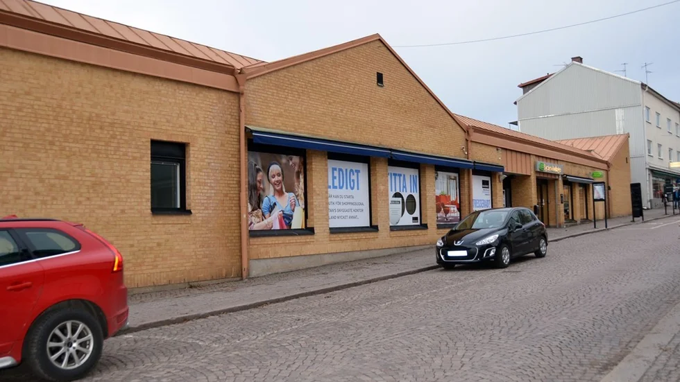 Sedan en längre tid pågår dialog med flera intressenter till lokalerna på Sevedegatan, där posten tidigare låg. ”Nu har vi kommit så långt att två avtal är ute på granskning. Vi är inte i mål, men hoppas på en lösning”, säger Sebastian Brindelid på Granen Handelsfastigheter AB. Foto: Jenn Hultberg
