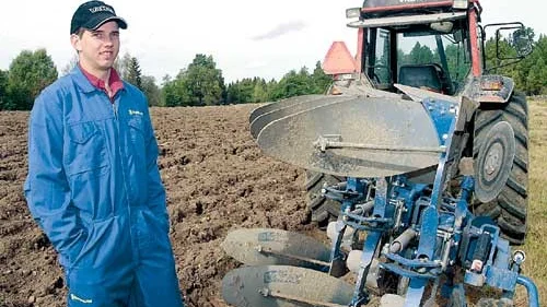 Anders Danielsson på Danielsgården i Sönnerhult utanför Hultsfred laddar för helgens SM-tävlingar i plöjning. I fjol blev han åtta, målet i år är en mer framskjuten placering.