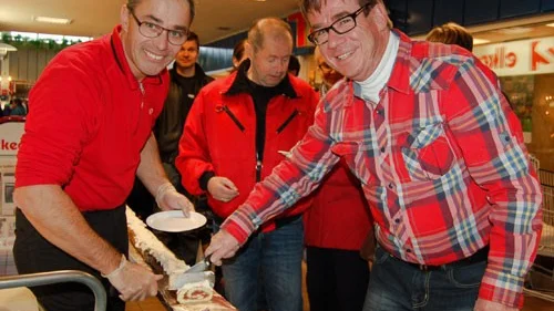 Ica Supermarkets chef Anders Eklund och centrumledaren Ulf Lindholm fick skära upp många tårtbitar.