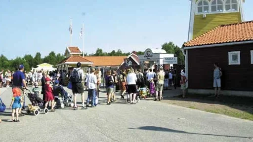 Nånstans ska de ju bo. Men kanske inte i ALV:s stugby allihop. Nu vill övriga turismnäringen ha byggstopp vid temaparken.