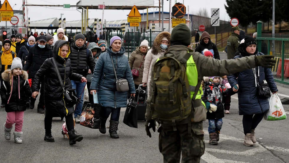 Folk anländer från Ukraina vid gränsövergången i Korczowa, Polen.