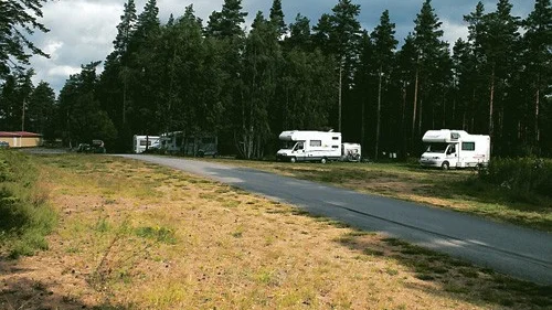 Det finns plats för ett tjugotal husvagnsplatser.