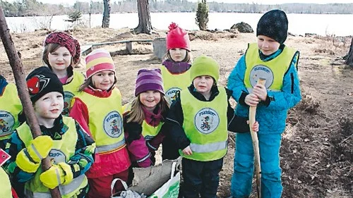 Barnen på förskolan Evahagen i Virserum plockade skräp i naturreservatet Länsmansgårdsäng.