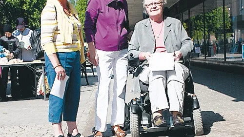 Tillgänglighetsrådets vice ordförande Anna-Marie Granath och ordförande Gunilla Aronsson tillsammans med Elsy Larsson gläds över beslutet att gatstenen nu tas bort på gågatan i Hultsfred.