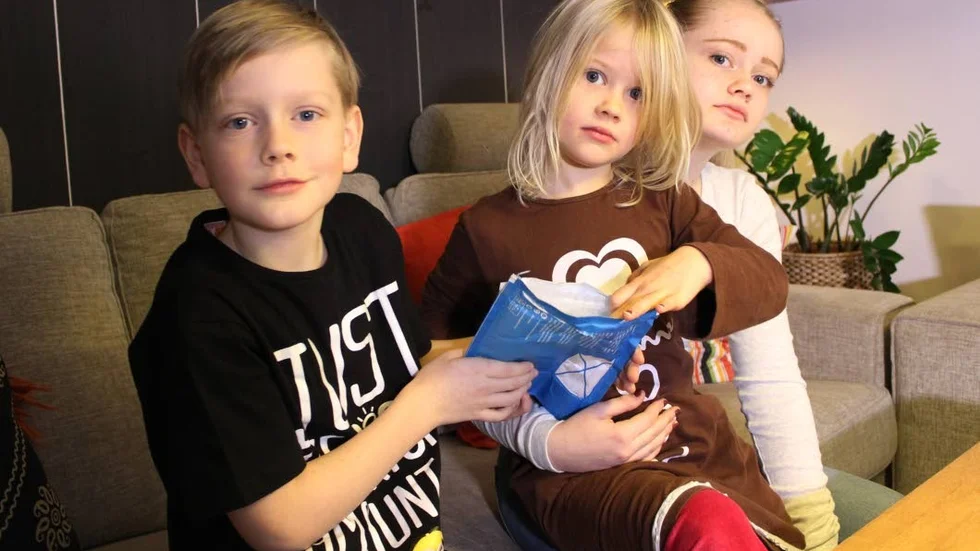 Petter, Annie och Kajsa Lindén fick aldrig pengarna som farmor och farfar skickade till dem. Det enda de fick är det uppsprättade kuvertet.