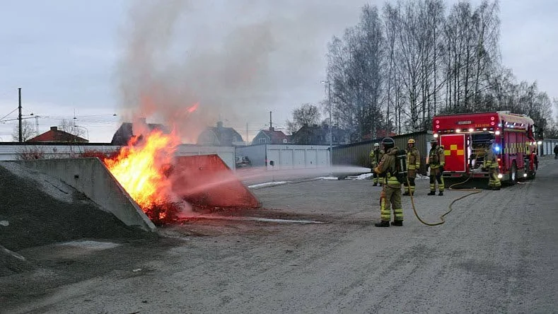 En brand bröt på tisdagseftermiddagen ut i en rishög på Reenstiernagatan.