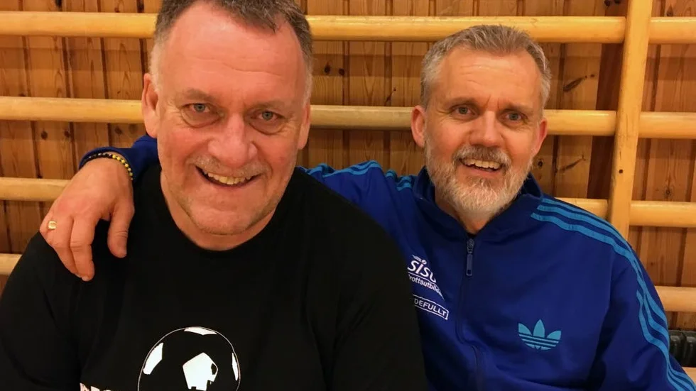 MÅLSKYTT. Anders Bengtson gjorde första målet och kramades om av Hasse Wetterhall.