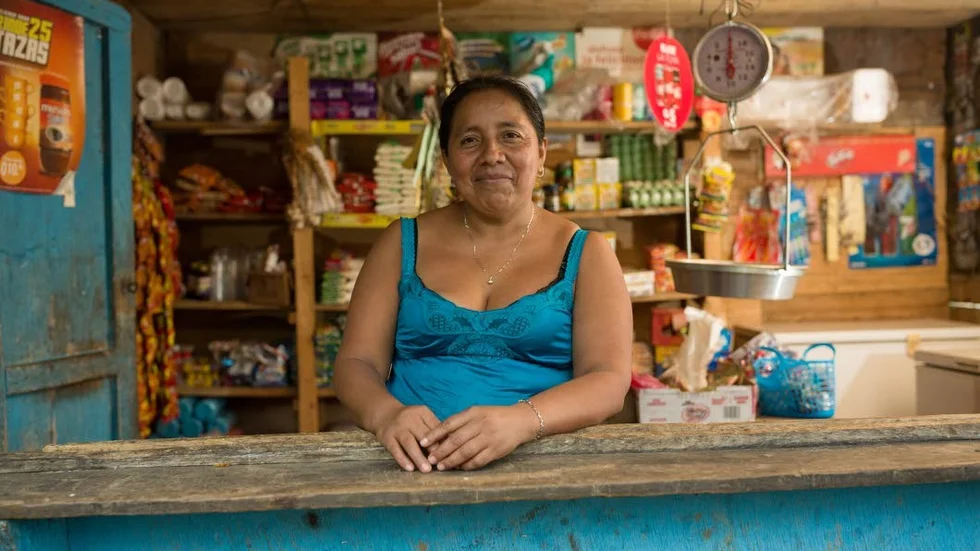 Ana Meija Chococ från Guatemala. Hon odlar hon idag ekologiska varor och säljer dem själv tack vare stöd från We Effect.