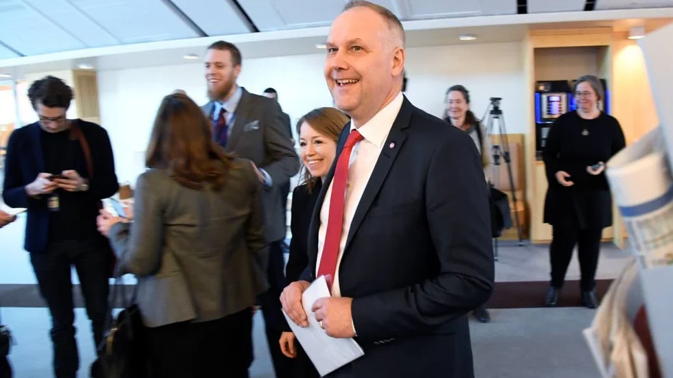 Jonas Sjöstedt (V)
 Regeringen och Vänsterpartiet har lagt fram en lagrådsremiss om hur vinstjakten inom skolan och socialtjänstens områden ska försvinna.