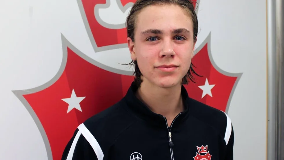 SEGER. Motalakillen Oskar Hovlund spelade två matcher när Sverige U19 vann Euro Floorball Tour i Växjö.